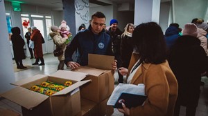 Добровольцы ВСКС доставили сладкие подарочные наборы в Волновахский район Донецкой Народной Республики