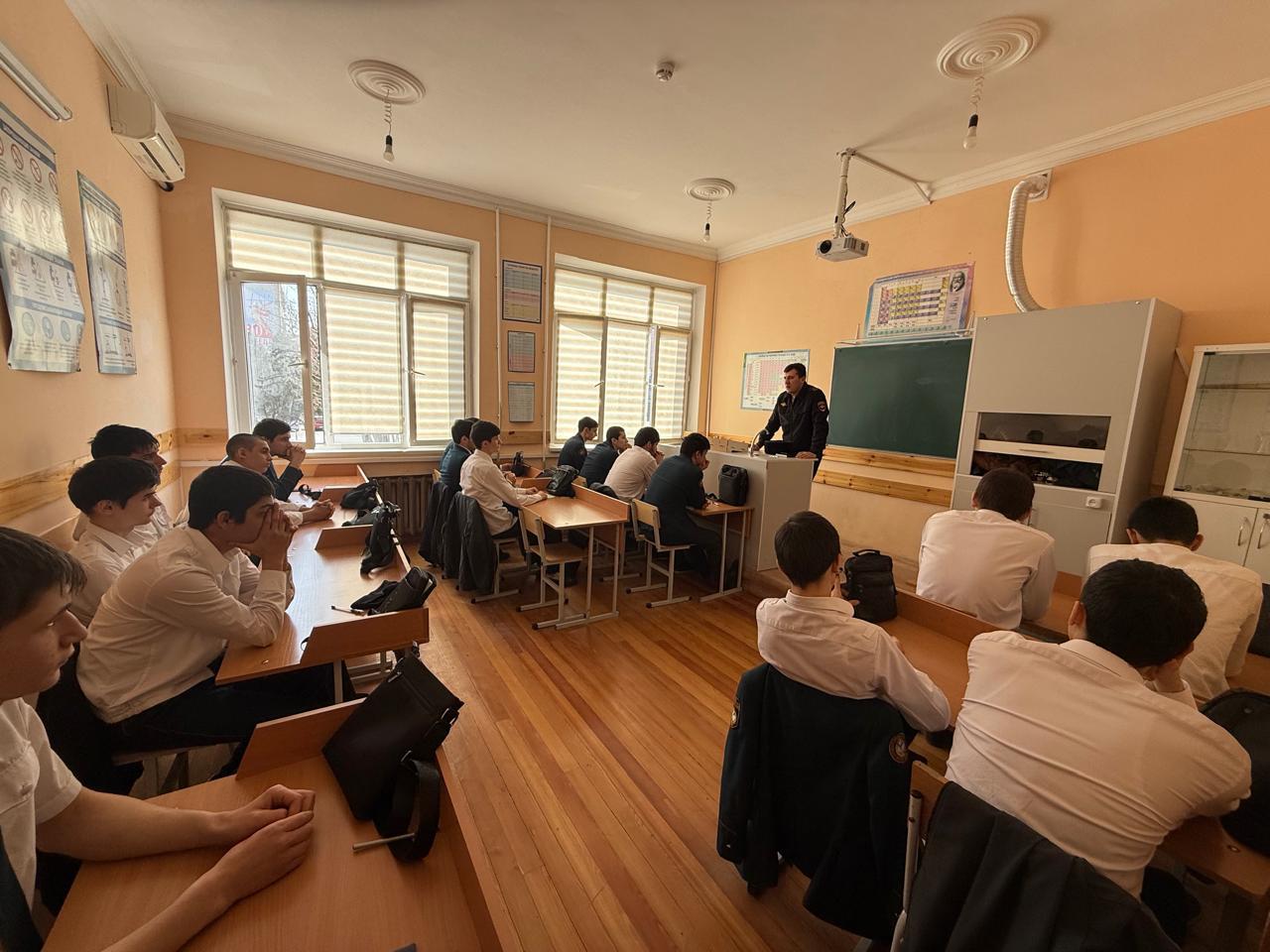 Профилактическая беседа инспекторов ПДН со студентами колледжа