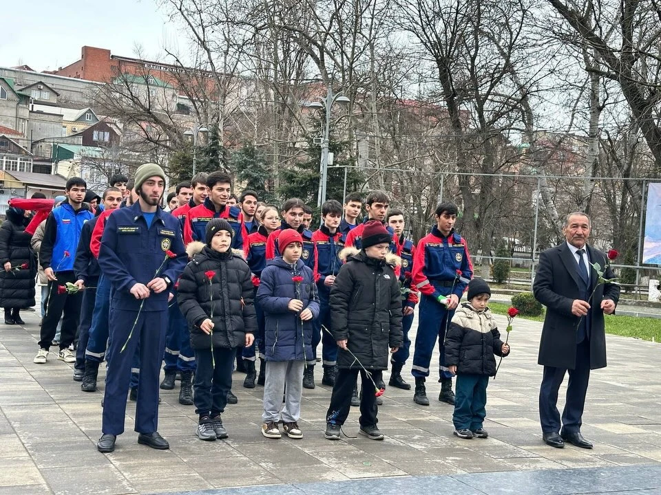 Церемония возложения цветов к памятнику Воину-Освободителю