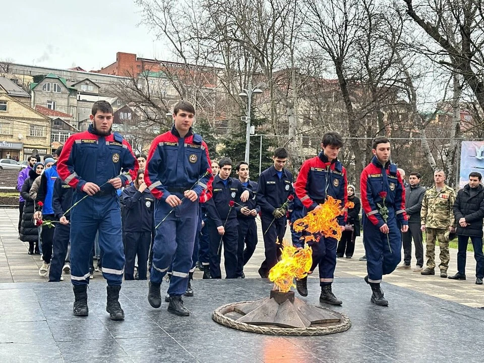 Церемония возложения цветов к памятнику Воину-Освободителю