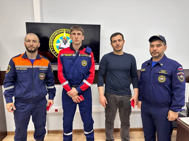 В честь 22 - летия Всероссийского студенческого корпуса спасателей прошло торжественное построение в здании Махачкалинской базовой поисково-спасательн...